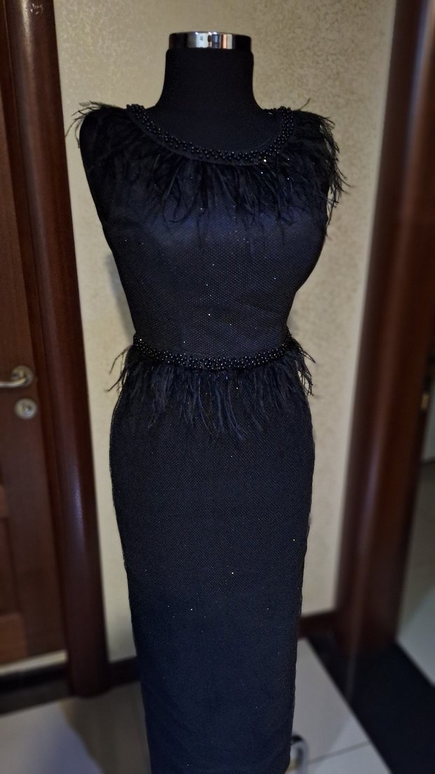 Kısa Siyah İşlemeli Kürk Detaylı Elbise - Görsel 4