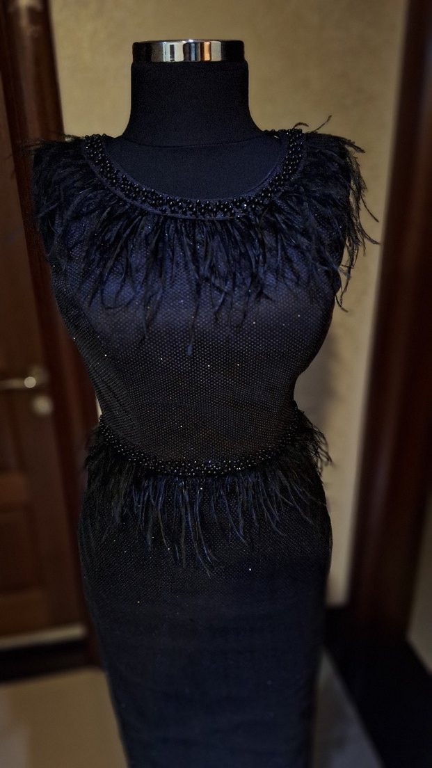 Kısa Siyah İşlemeli Kürk Detaylı Elbise - Görsel 2