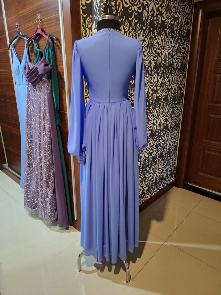 Uzun Kollu Mavi V Yaka Dökümlü Abiye Elbise - Görsel 2