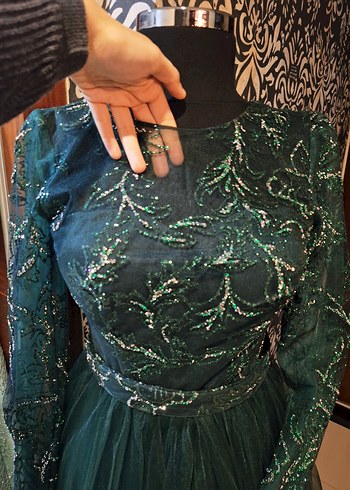 Uzun Kollu Yeşil İşlemeli Abiye Elbise - Görsel 2