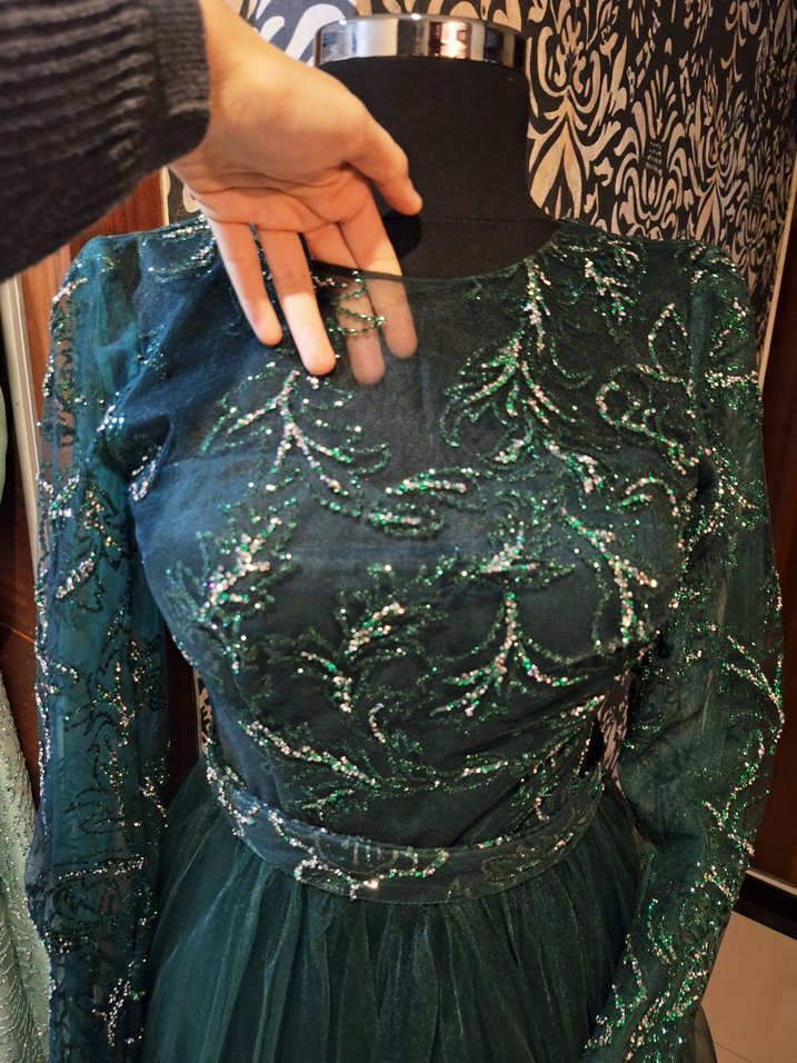 Uzun Kollu Yeşil İşlemeli Abiye Elbise - Görsel 2