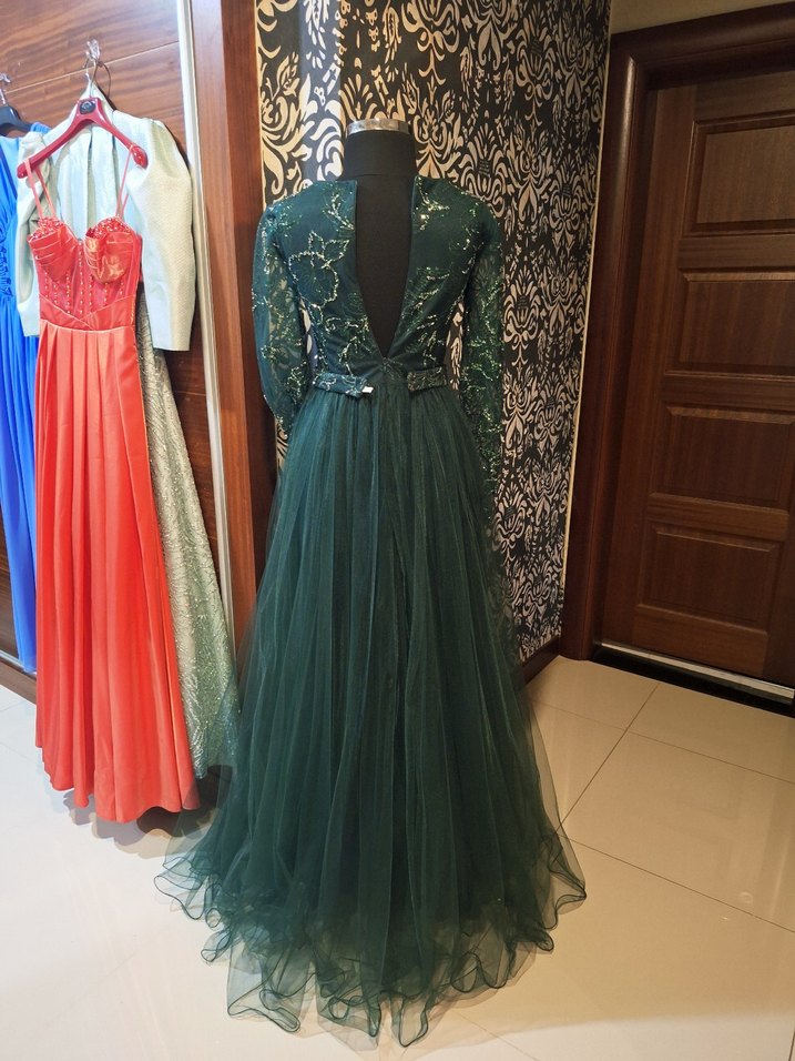 Uzun Kollu Yeşil İşlemeli Abiye Elbise - Görsel 3