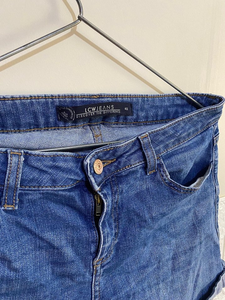 Düşük Bel Kesim Mini Mavi Denim Şort - Görsel 2