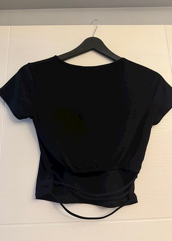 Siyah bel detaylı Kısa Kollu Crop Top - Görsel 2