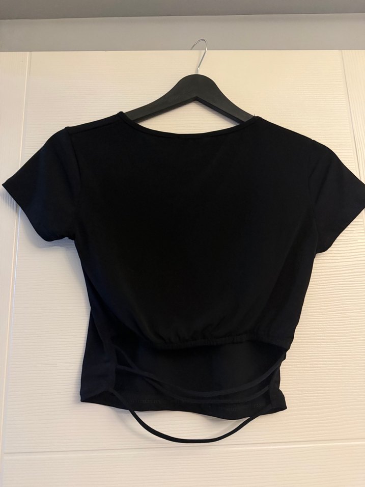 Siyah bel detaylı Kısa Kollu  Crop Top - Görsel 2