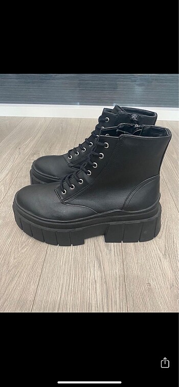 41 Beden siyah Renk BERSHKA KABARTMA EFEKTLİ KALIN TABANLI BOT
