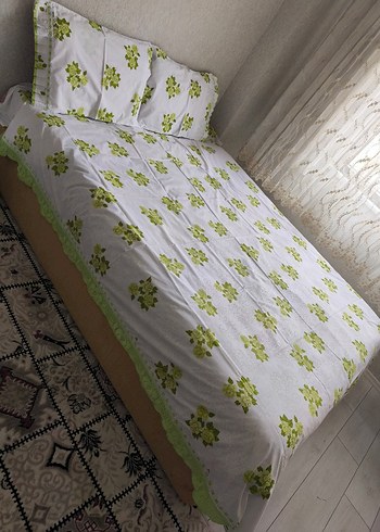 İşlemeli Beyaz ve Gri Yatak Örtüsü - Görsel 2