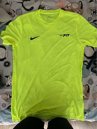 1 adet sarı ve 1 adet kırmızı Nike tişört