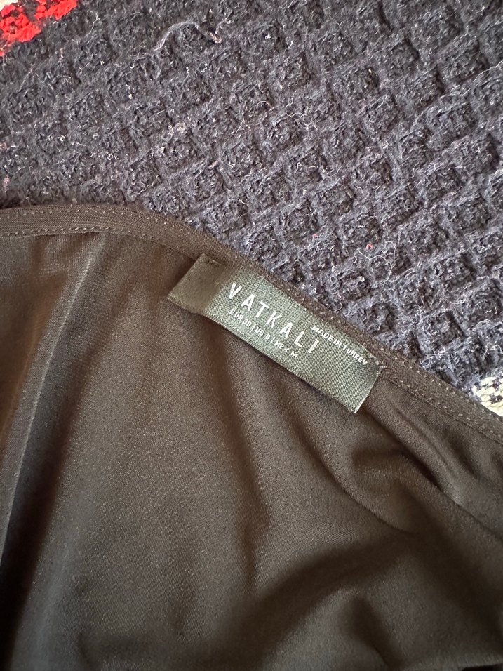 Vatkalı siyah elbise - Görsel 3