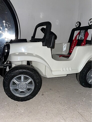 Beden beyaz Renk 6 volt uzaktan kumandalı akülü araba
