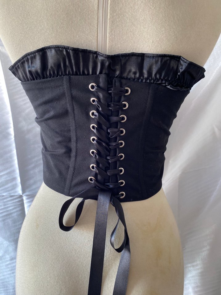 Siyah Gotik Bantlı Straplez Büstiyer - Görsel 3