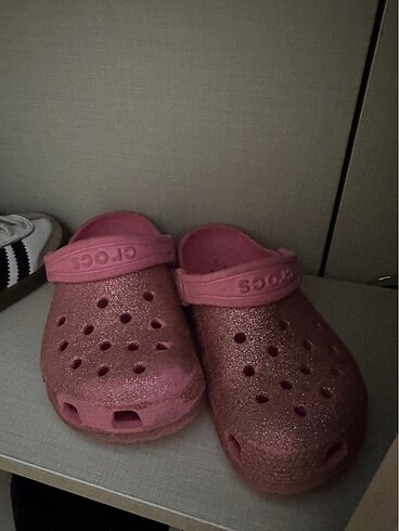 24 no crocs