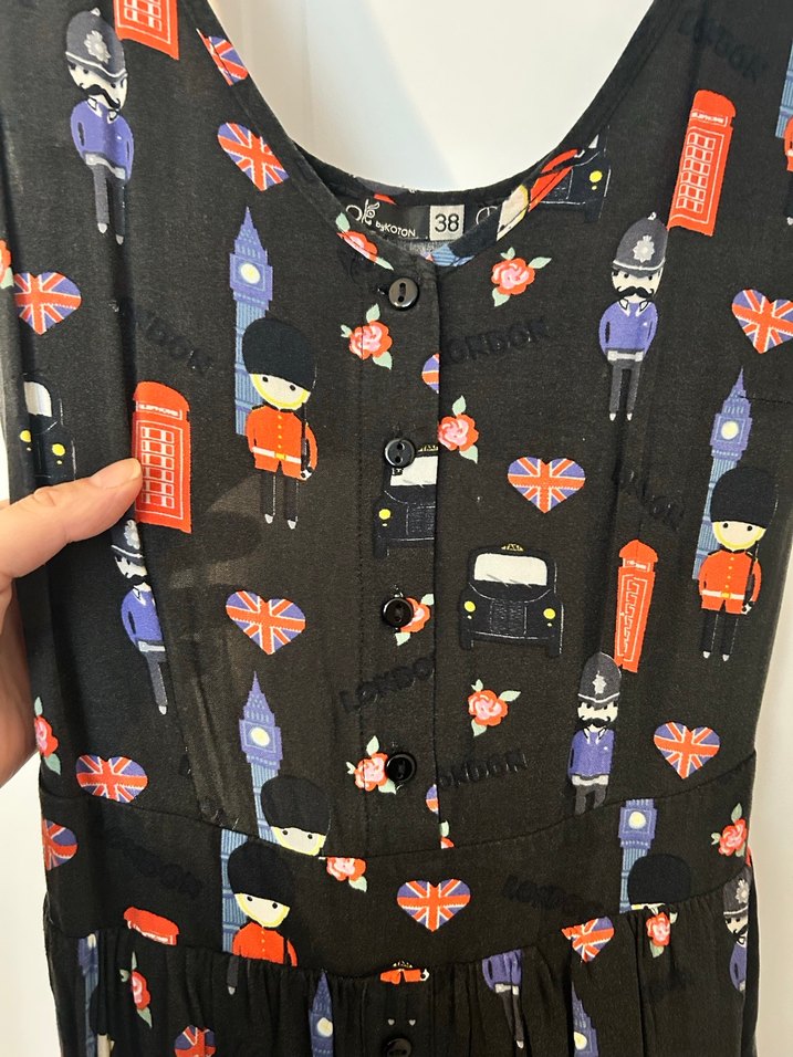 Desenli V Yaka Düğmeli Mini Elbise - Görsel 3