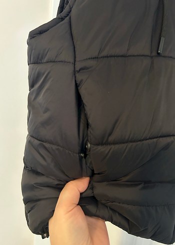 Siyah Kapüşonlu Fermuarlı Kadın şişme  Yelek - Görsel 4