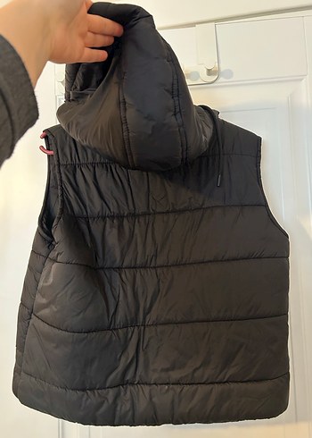 Siyah Kapüşonlu Fermuarlı Kadın şişme  Yelek - Görsel 3