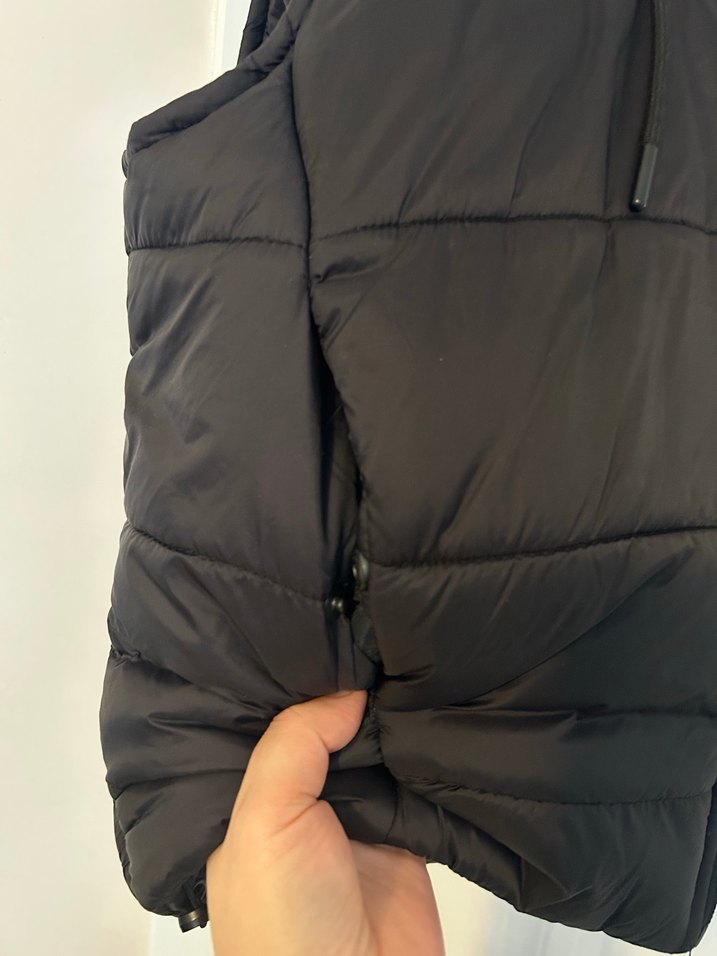 Siyah Kapüşonlu Fermuarlı Kadın şişme  Yelek - Görsel 4