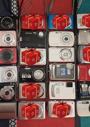 Kırmızı Renkli Dijital Fotoğraf Makinesi