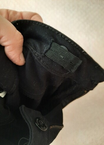 8 yaş kız çocuk lastikli kot pantolon defacto markasıdır