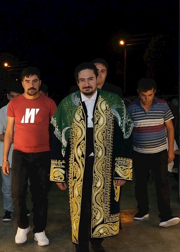 Uzun Altın Renkli Etnik Desenli Damatlık - Görsel 2