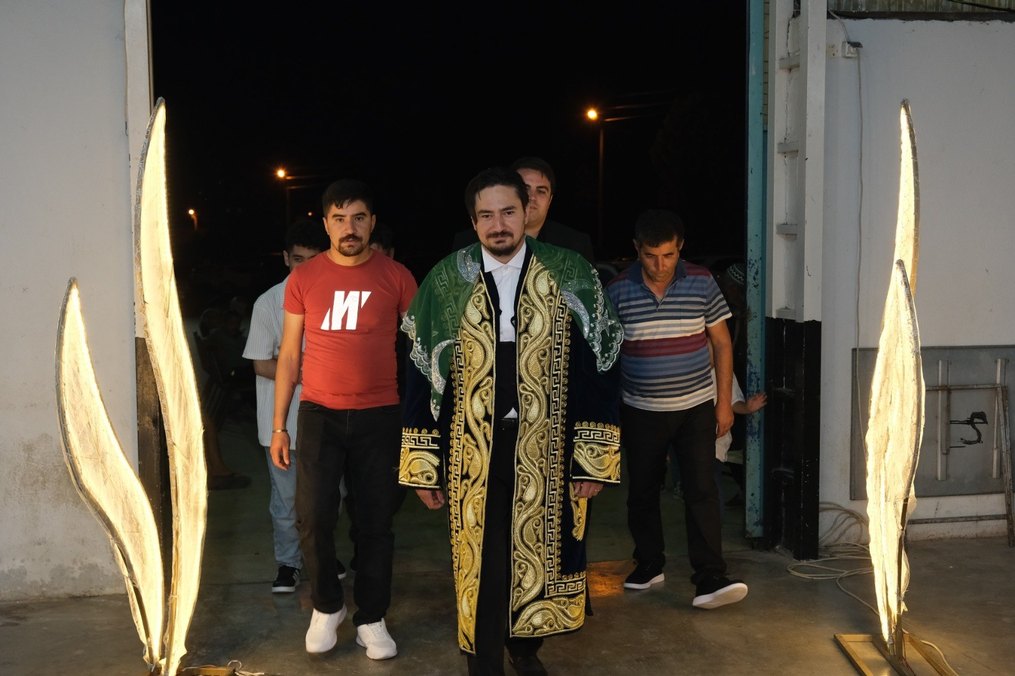 Uzun Altın Renkli Etnik Desenli Damatlık - Görsel 2