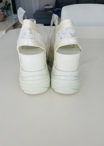 10 cm Dantel Detaylı Beyaz Dolgu Topuklu Kadın Ayakkabı - Görsel 5