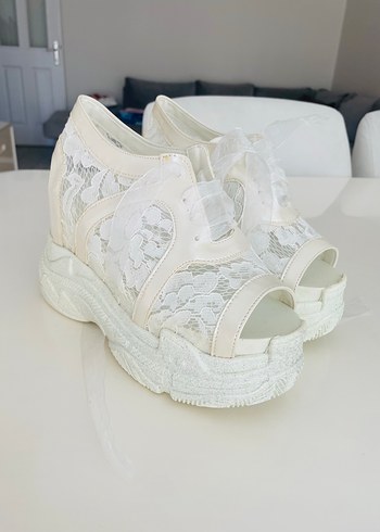 10 cm Dantel Detaylı Beyaz Dolgu Topuklu Kadın Ayakkabı - Görsel 4