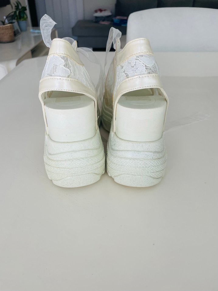 10 cm Dantel Detaylı Beyaz Dolgu Topuklu Kadın Ayakkabı - Görsel 5