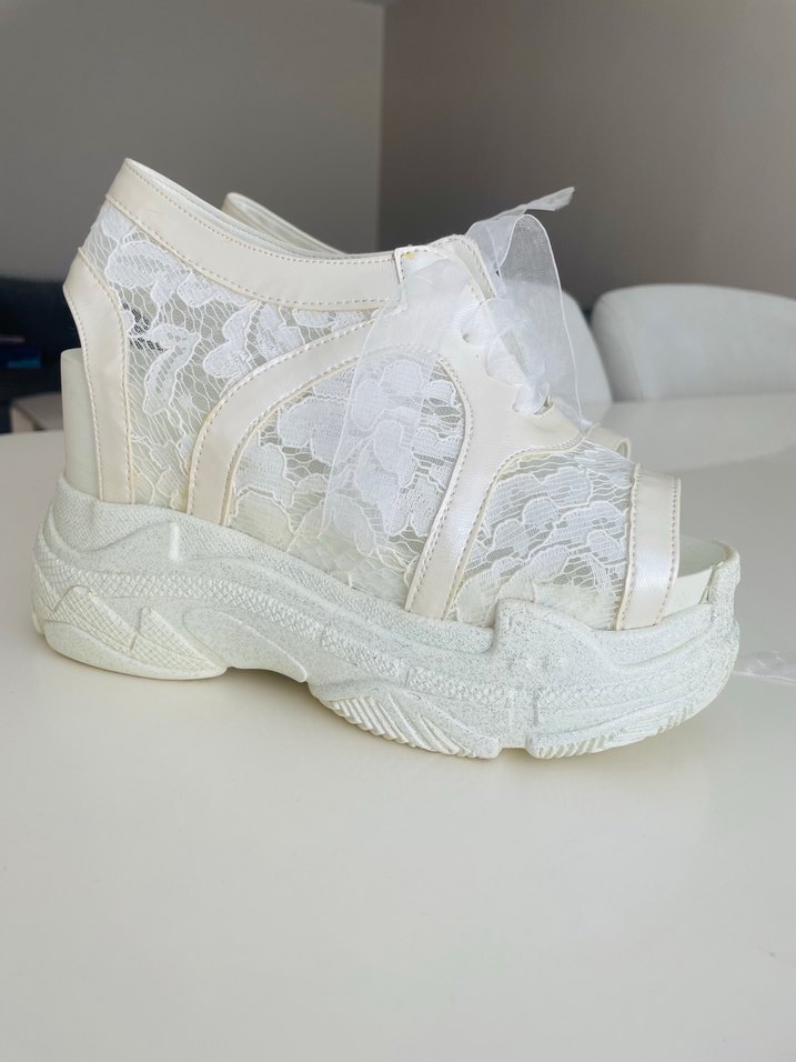 10 cm Dantel Detaylı Beyaz Dolgu Topuklu Kadın Ayakkabı - Görsel 3