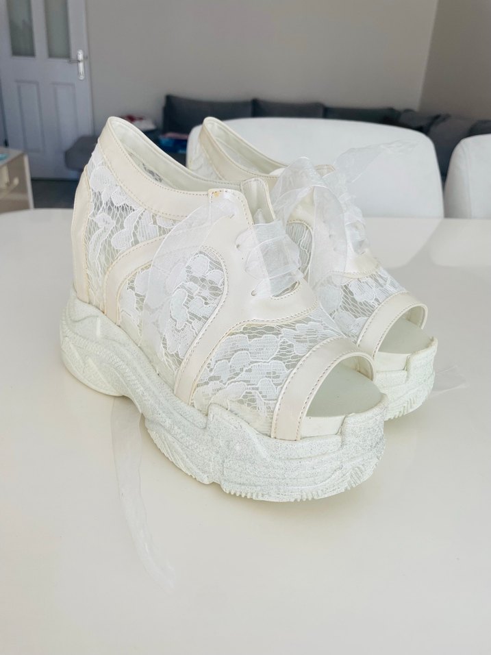10 cm Dantel Detaylı Beyaz Dolgu Topuklu Kadın Ayakkabı - Görsel 4