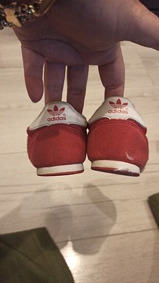 23 Beden kırmızı Renk Orjinal adidas dragon...