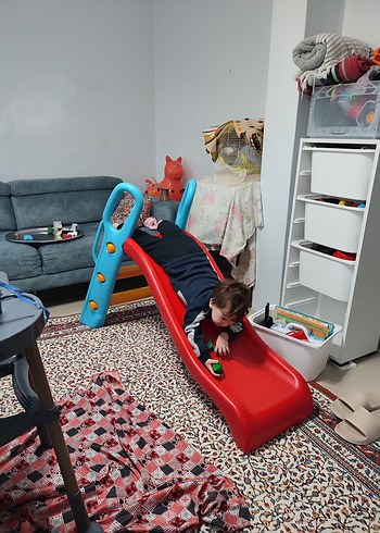 Diğer Kırmızı Çocuk Kaydırağı