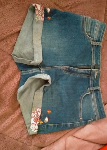 Nakışlı Düğmeli Kadın Mini Kot Şort - Görsel 2