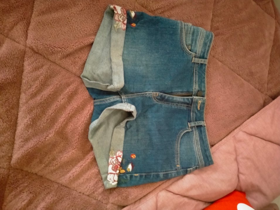 Nakışlı Düğmeli Kadın Mini Kot Şort - Görsel 2