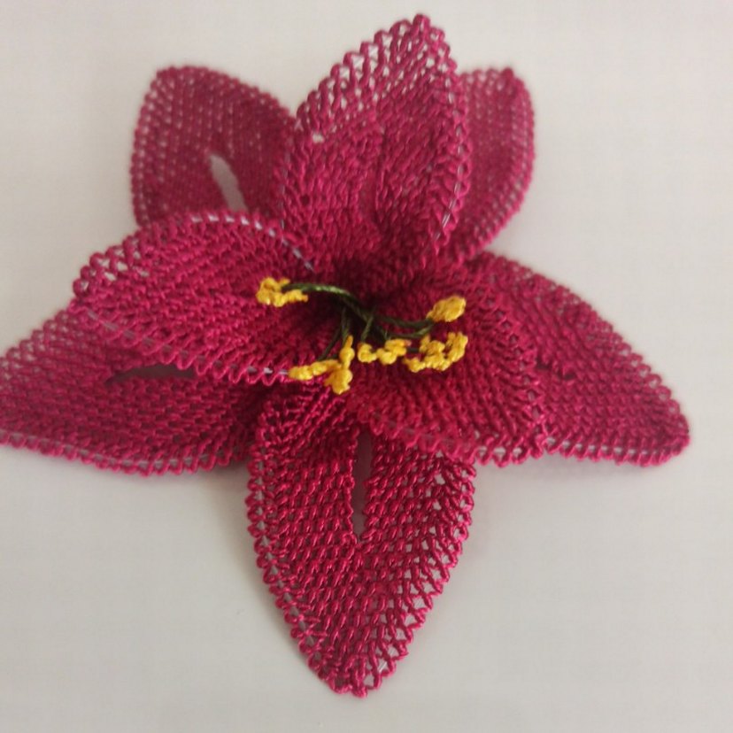 El Yapımı Kırmızı Dantel Çiçek Süsleme - Görsel 2