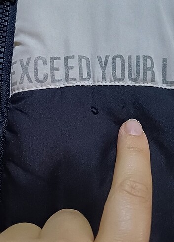 LC Waikiki Iyi durumda sadece parmağımla gösterdiğim yerde ufak bir delik v