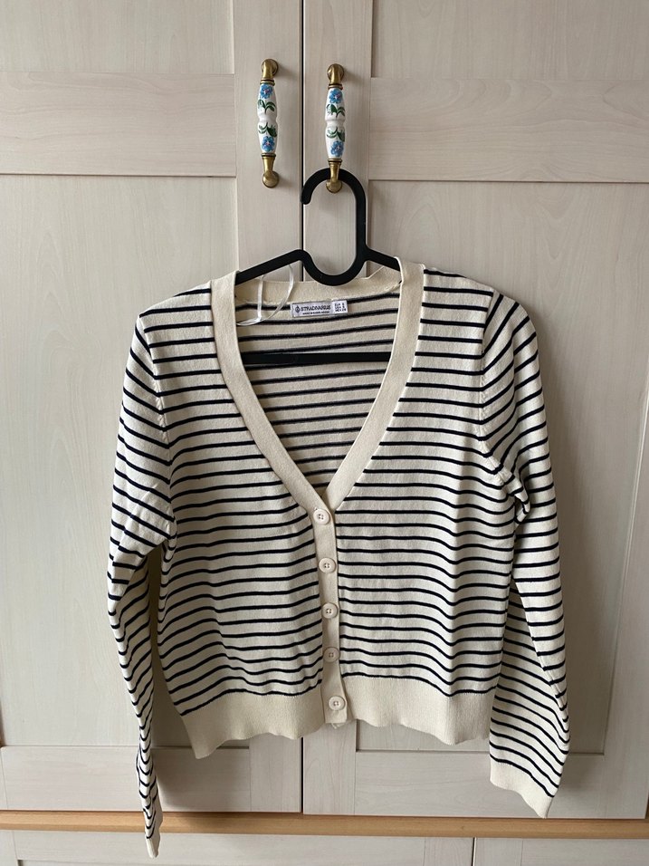 Düğmeli V-Yaka Çizgili Kadın Hırka - Görsel 2