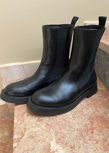 39 Beden ZARA BOT BİR KERE GİYİLDİ Siyah Deri Minimalist Blok Topuklu Bot