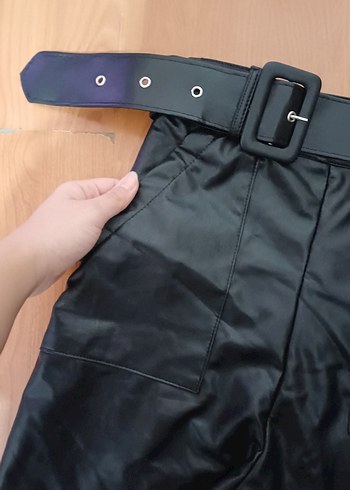 Kadın Siyah Deri Kemerli Mini Şort - Görsel 2