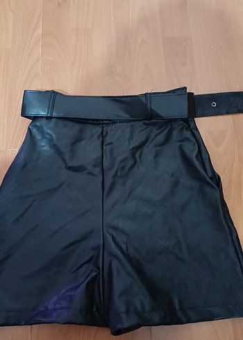 Kadın Siyah Deri Kemerli Mini Şort - Görsel 3