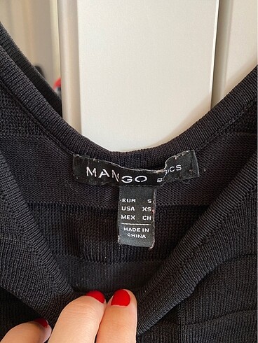 s Beden Mango yapışan bir elbise