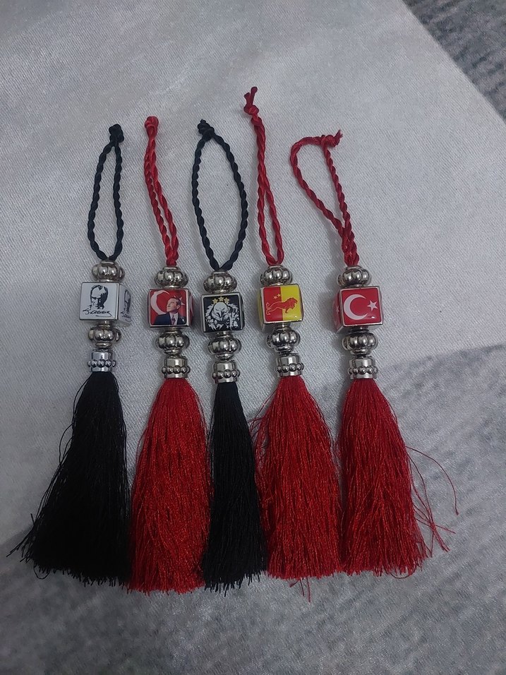 Püsküllü ve zar şeklinde araç süsü - Görsel 2