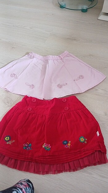Pembe etek pantolon, kırmızı etek lcw dır.