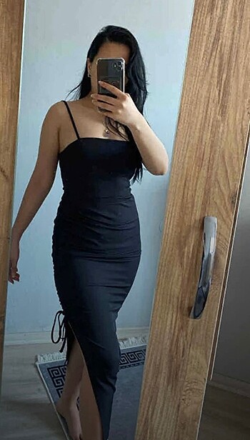 Siyah büzgü detaylı elbise