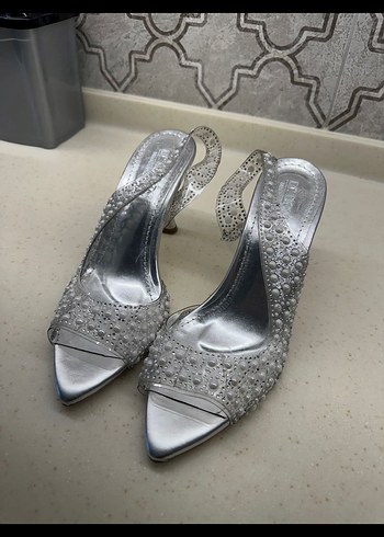 Diger Beyaz İşlemeli Taşlı Stiletto