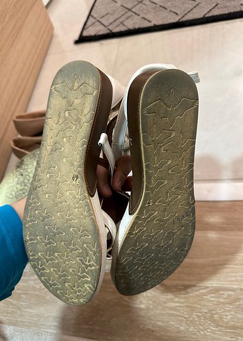 Boncuk İşlemeli Beyaz Dolgu Topuklu Sandalet - Görsel 3