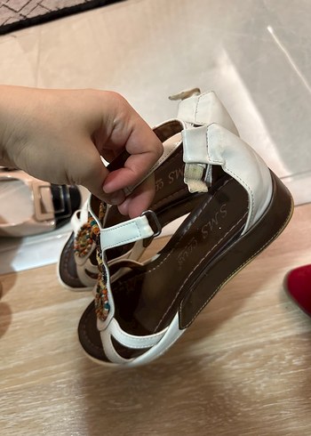 Boncuk İşlemeli Beyaz Dolgu Topuklu Sandalet - Görsel 2