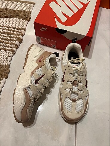 37,5 Beden Nike spor ayakkabı