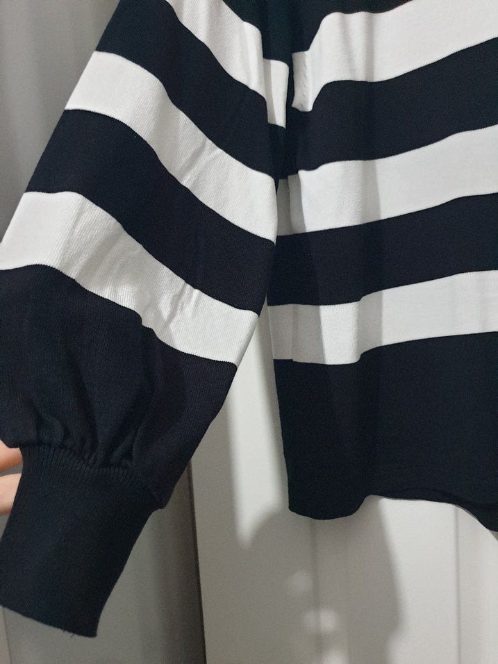 Beyaz-Siyah Çizgili Triko - Görsel 4