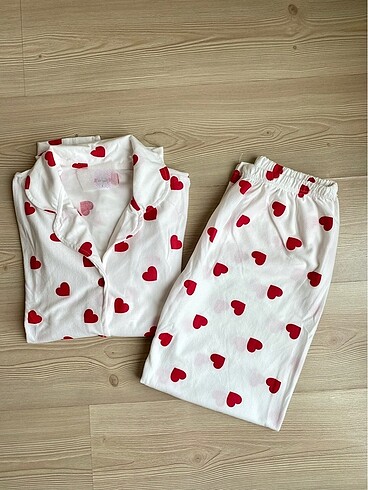Kırmızı kalpli beyaz ince süet, yakalı pijama takımı m, l, xl, x