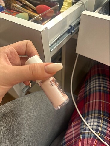 Benefit Benefit aydınlatıcı